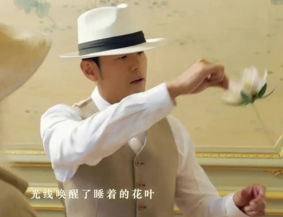 与清新淡雅的莫奈风印象派结合的米黄浅色套装