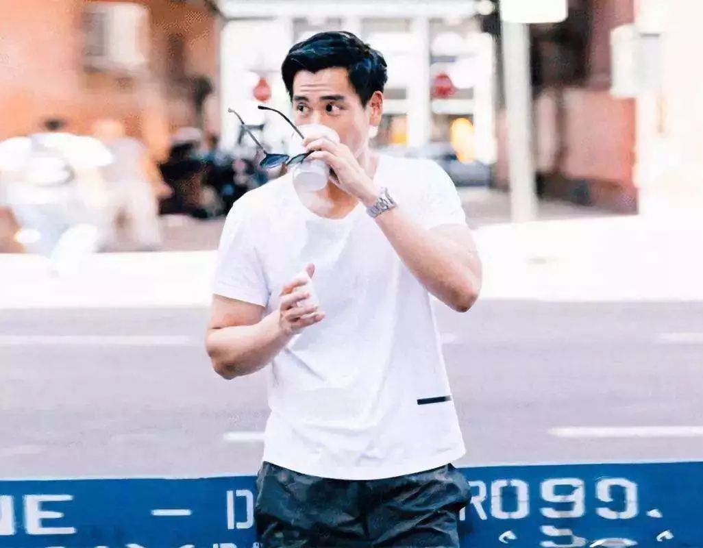 同样身材的彭于晏穿白 t 也很合适,在展现身材的同时还能减龄.