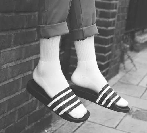 凉鞋配白袜究竟有多不入主流?