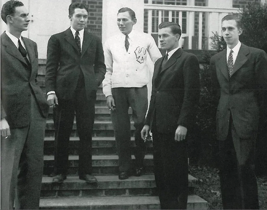 20世纪40年代早期法学院，右侧男士着装具有很明显的20世纪30年代剪裁风格，与另几位男士的着装颇有区别