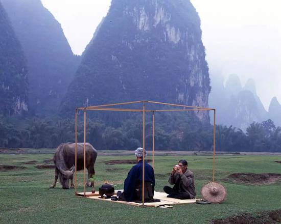 这是在广西桂林的兴坪，塞内尔与放牛的大爷共度一小段时光