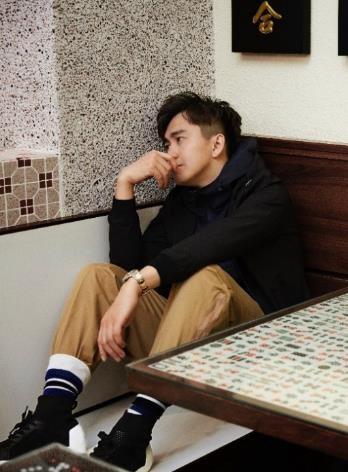 翟天临拍摄杂志大片穿著高帮的nitendo搭配上浅色卡奇裤和网球袜丰富