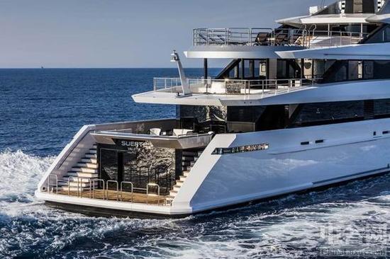 除了泳池之外，这艘船的瀑布也是让人叹为观止。水流从游艇的最上层建筑顶端潺潺流下，流到马赛克泳池里。