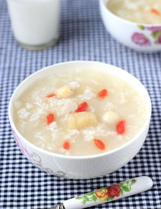 用料:雪梨,大米,冰糖做法:1,将大米淘洗干净,放入请水中浸泡2小时;2