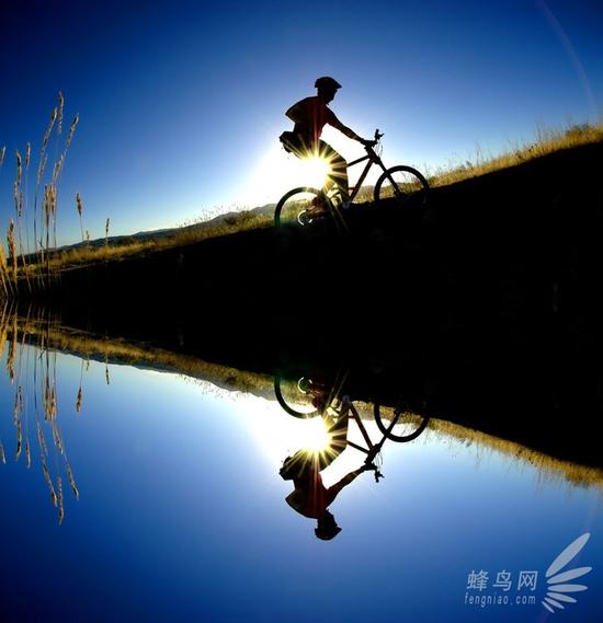 巧妙的利用构图体现了视觉的平衡