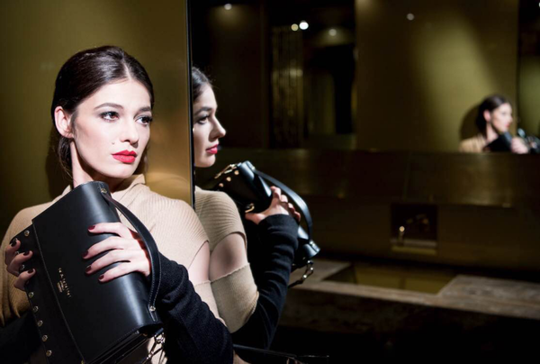 安娜-卡特琳娜-莫拉露手捧风琴包兜转在nannini娜尼尼原生国度里