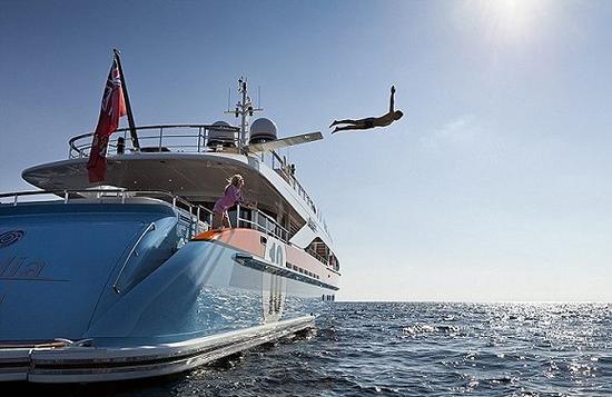 游艇上的服务要超越五星级酒店。上图为游艇乘客在Aurelia游艇上跳水。图片来源：M Morrell