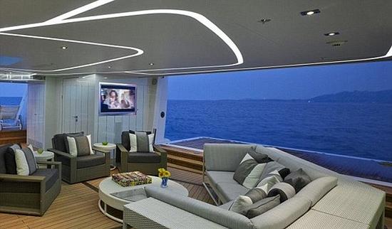 这个213英尺（50米）的三层游艇可以被世界上最富有人中的1%包下来去环游地中海。图片来源：Heesen Yachts