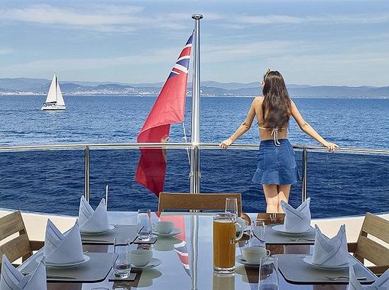 这个行业由少数精英主导，他们中许多人来自英国。上图为游艇Asya上的早餐。图片来源：David Churchill