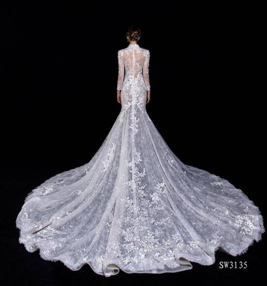 正如兰斐的婚纱,极致的透明材质好像结晶的世界,繁花让婚纱有了语言