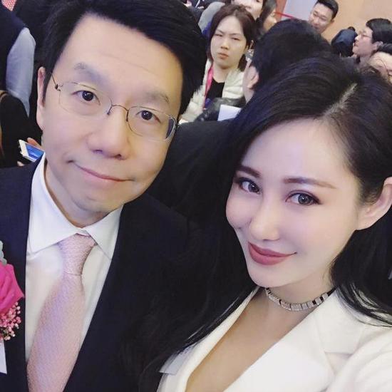 左岸潇白色套装出席活动时尚ol范尽显