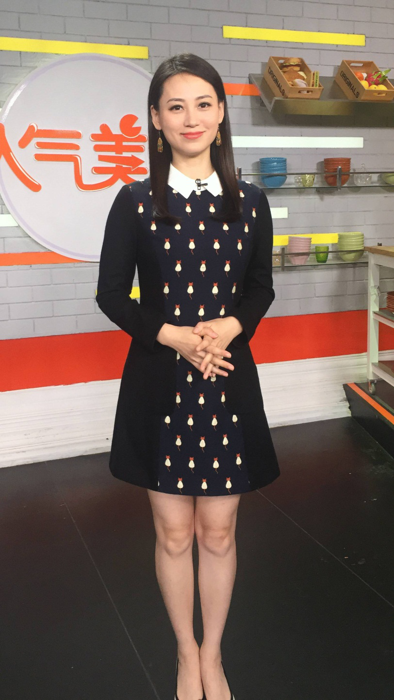 高美身着jz玖姿主持《人气美食》