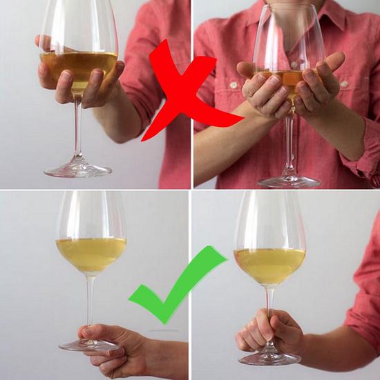 其实正确的拿杯方式也十分简单易懂:用手指握住杯梗或者杯座.