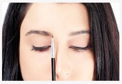 Step1：首先要确定的是眉毛内侧的起点，有眉笔沿着鼻翼，垂直向上到眉毛的位置就是画眉内侧最佳起点。