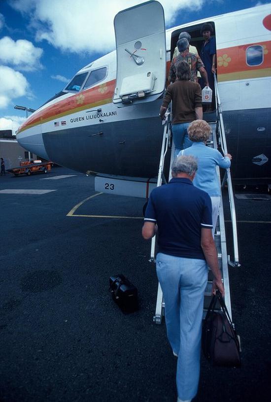 　　1980年1月2日，乘客在夏威夷檀香山檀香山机场登上了一架以夏威夷君主“丽丽卡卡利尼女王”命名的阿罗哈航空公司。