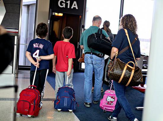 2013年10月10日星期四，乘客准备在在伊利诺伊州芝加哥的奥黑尔国际机场登机。