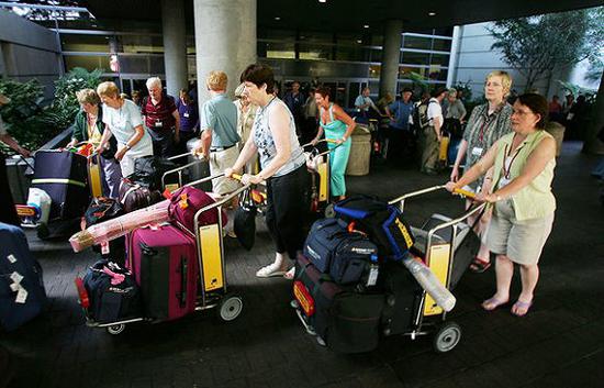 旅客抵达加利福尼亚洛杉矶国际机场