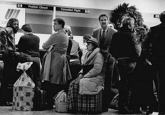 1984年11月12日，因积雪导致航班取消，乘客们一脸无奈。
