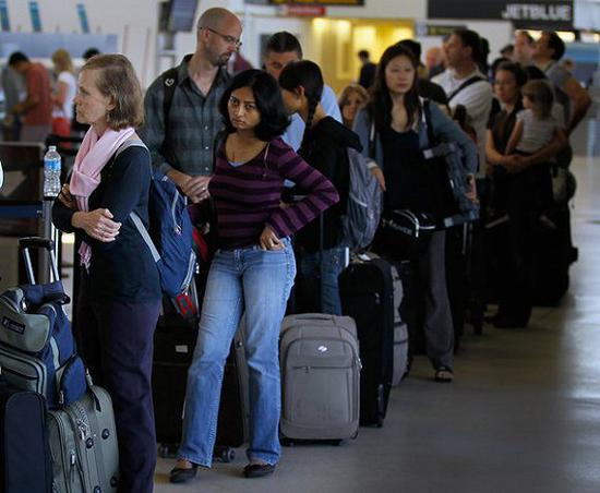 2011年8月29日，新泽西州纽瓦克机场，客人站在联合航空公司的售票处。