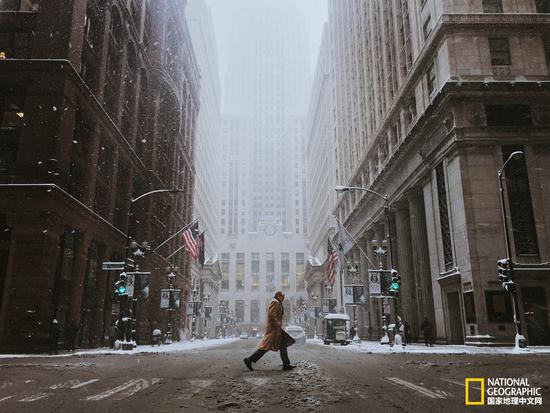 　　2015/03 | 美国芝加哥卢普区LaSalle Street 芝加哥暴风雪天气，形单影只的路人行走在大街上，再加上前景之外都被雪笼罩在一层白 色的薄纱下，凸显出阴暗寒冷的氛围。 　　iPhone 6 | VSCO Cam，Filterstorm