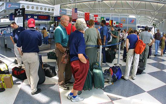 2001年6月18日，乘客们在芝加哥奥哈雷国际机场航站楼内排队