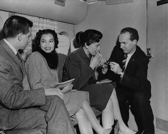 1955年播音377飞机上，乘客们轻松交谈，抽烟同样是被允许的。