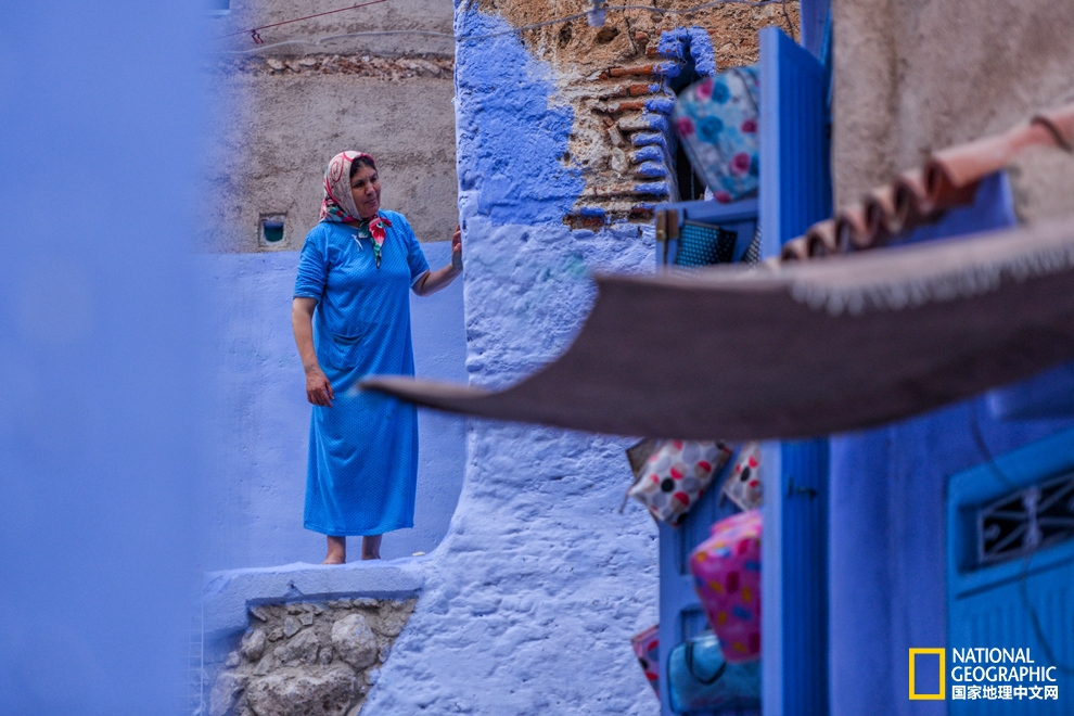 　　这张图足以说明当地人有多爱蓝色，不少妇女的长裙也都是蓝色的，身着传统长裙的妇女无论置身小城何处，都绝对是一道别样的风景。