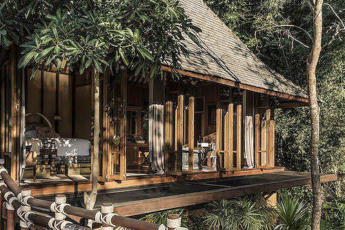泰国金三角四季酒店位于丛林里，依然选择了网床的设计。