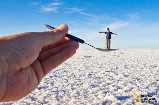 　　乌尤尼盐沼的地平线看似没有尽头，因此摄影师可通过透视和景深拍摄出不可思议的照片。　　摄影：Mike Theiss，National Geographic Creative