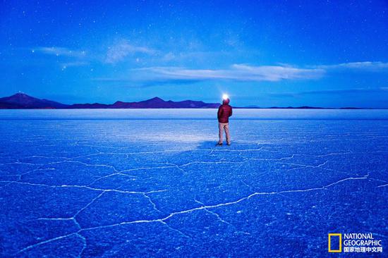 　　在满天繁星的映照下，乌尤尼盐沼恍若蓝色的梦境。在干旱季节，地面硬化，会隆起许多多边形的盐堆。　　摄影：Eric Hanson，Getty Images