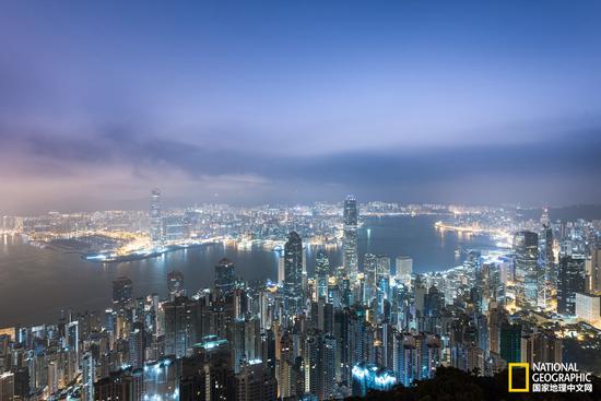 在太平山顶俯瞰香港夜景