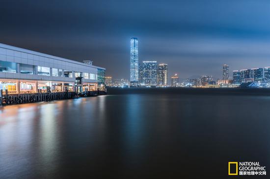 中环渡轮码头，是香港中环往多个离岛及维多利亚港两岸的渡轮码头，也是香港重要的交通枢纽。