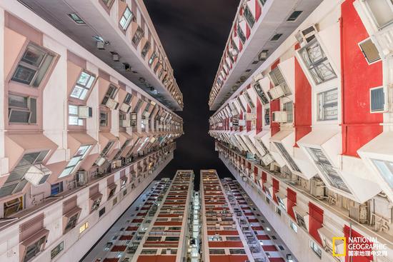 香港楼群高且密，少不了这种“脖子酸”的拍摄角度。