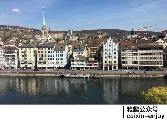 　　老城区看起来完全没有“现代化”建筑，保持着中世纪的风貌——这是政府严格要求的，如果你要改变建筑的外貌，必须申请并得到批准。