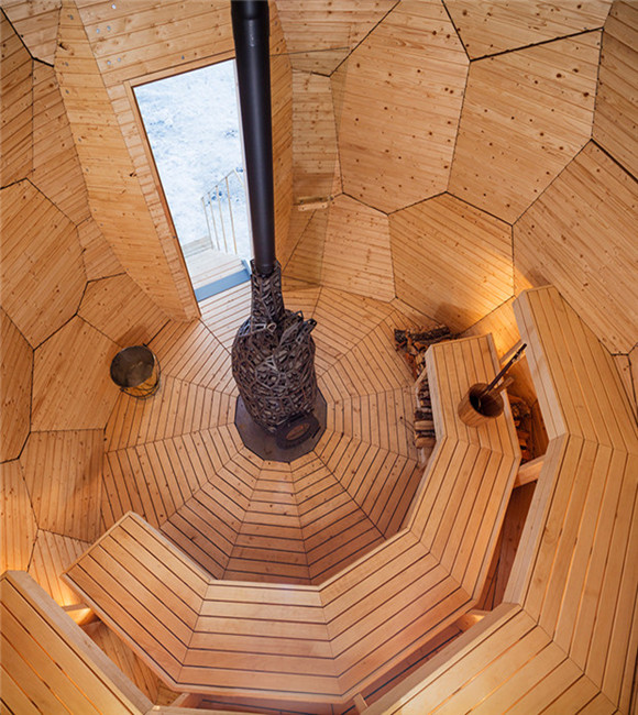内部采用木材制成，其中墙板与地板为松木材质，桑拿凳为山杨木材质