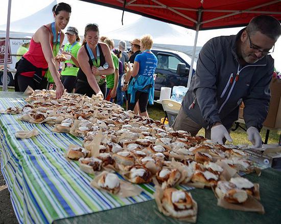 当然也有一些地方的马拉松以食物作为卖点，例如加拿大米勒维尔的半马让就请选手们吃肉桂面包