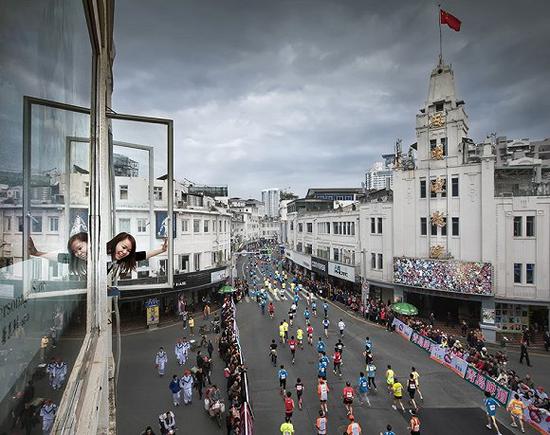 参加拥有“中国最美赛道”的厦门马拉松的话，可以在海天、老街和都市中穿行