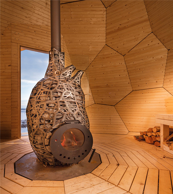 柴火炉设计成心脏形状，由钢铁外壳和内部石块组成