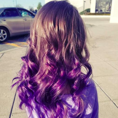 另一个色系是紫色,以黑色头发配搭紫色挑染,又或是用深灰色的主色