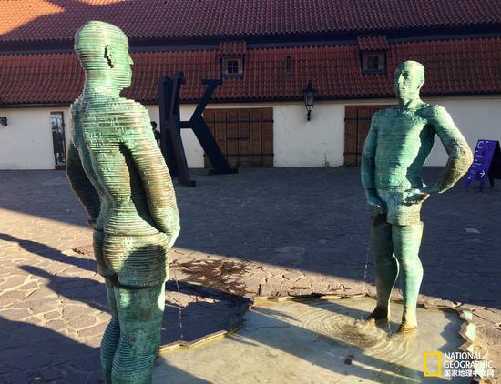 卡夫卡故居前令人深省的雕塑。