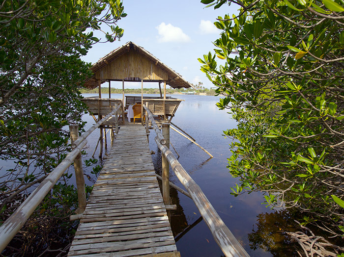 Amanpulo度假村的水上餐厅，像是建在水上的“吊脚楼”