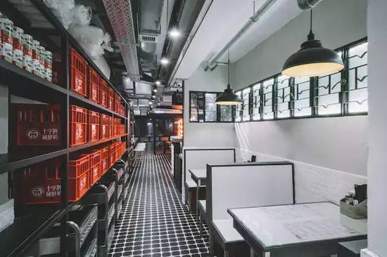 整个冰室的装修风格,都完美的还原了曾经香港冰室最流行的那个年代.