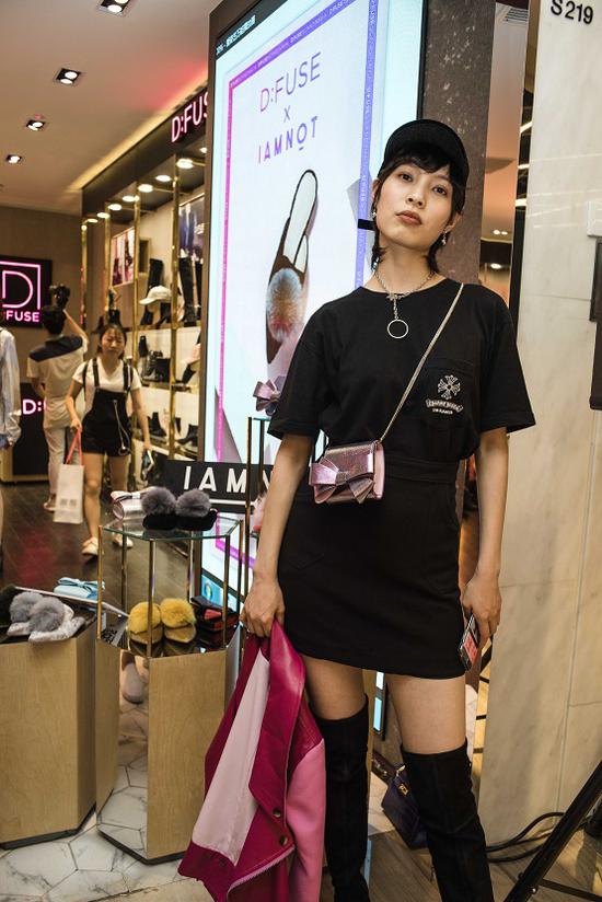 "爱上超模"庞莹以一身黑色街头范儿的装扮莅临现场,正符合现场的