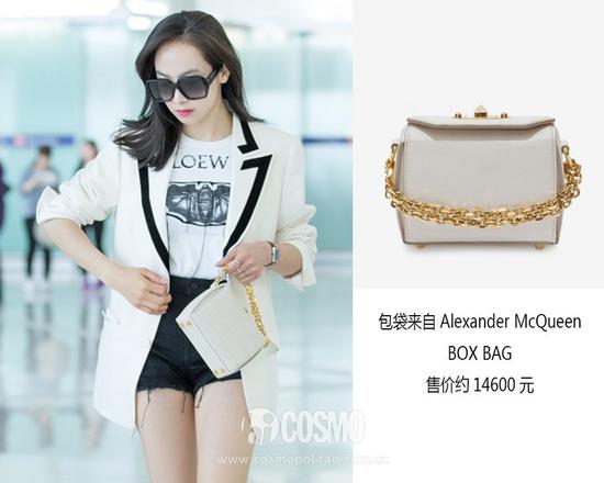 包袋来自Alexander McQueen 售价14600元 可从alexandermcqueen.cn购买