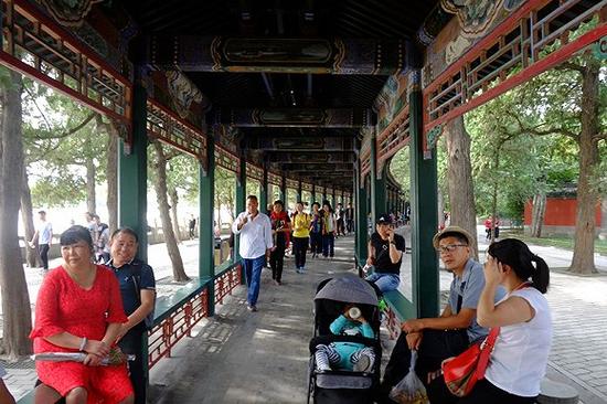 颐和园里有外地游客，也有不少趁国庆节来玩的北京市民