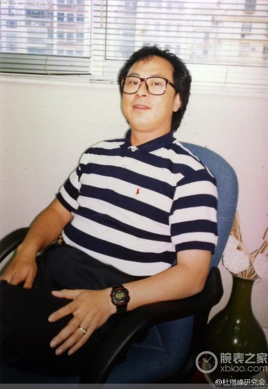 年轻时期的杜琪峰,戴着电子表