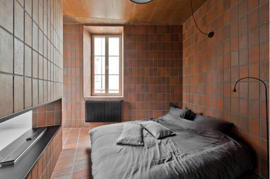 生活区和用餐区的天花板和橱柜则采用了传统的白色，地板是木材的本色。