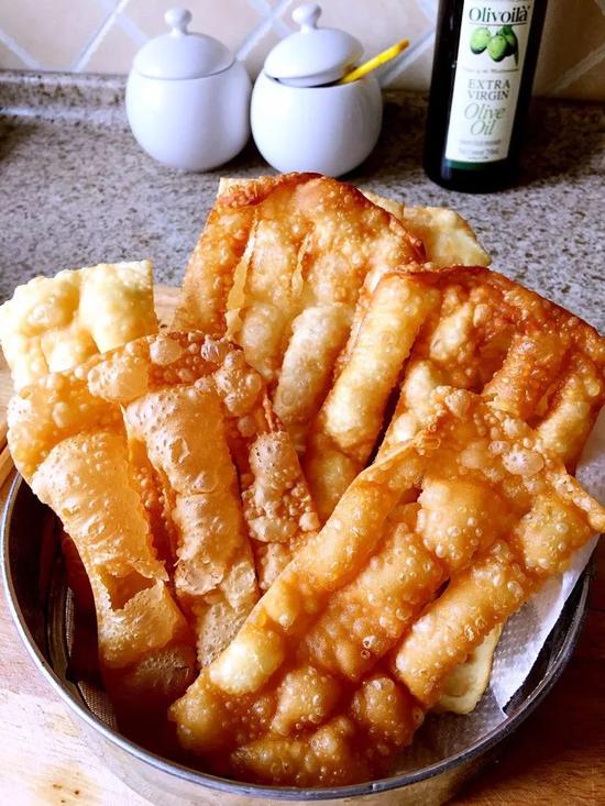 吃馄饨的时候,天津人喜欢就着果篦儿吃,炸得薄脆如纸的果篦,卷上滑软