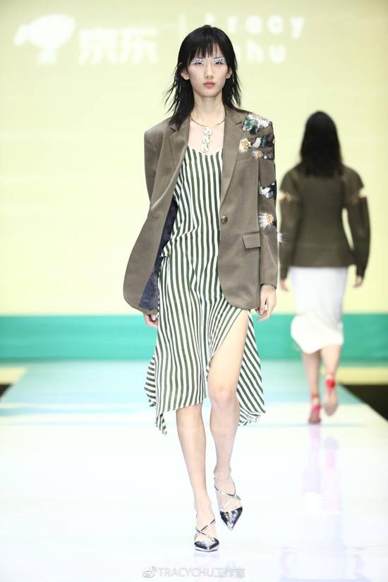 tracy chu燃爆中国国际时装周 演绎轻奢时尚风