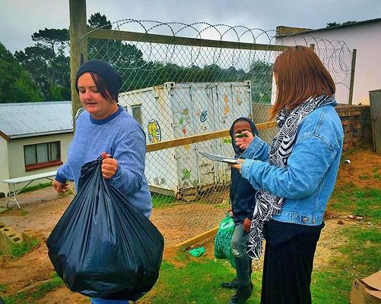 Lean In的中国义工与国际志愿者一起回收垃圾并分类 | 图片来源：Lean In